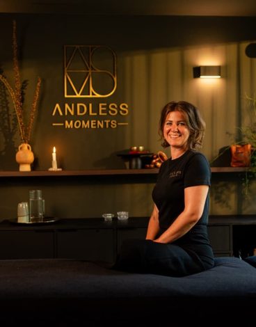 Andel, integrale wellness specialist bij Marber Balance Studio, in haar luxe en warme behandelingsruimte