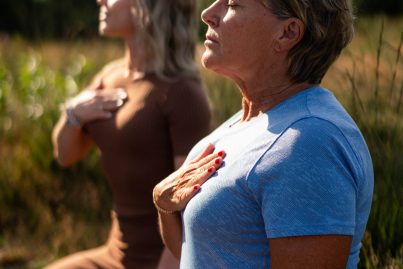 Moeder en dochter in verbinding met elkaar en de natuur tijdens de Samen Stralend: Moeder & Dochter Retraite